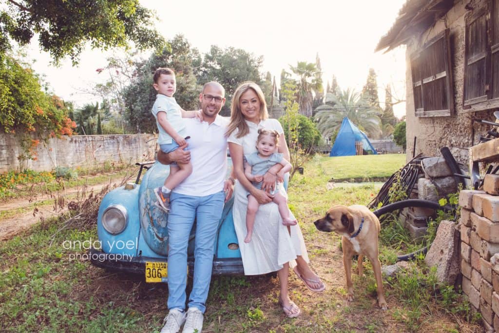 ליהיא גרינר עם בן הזוג יוסי, הילדים והכלב נשענים על חיפושית תכלת (תמונה גדולה) - מסדרת צילומי המשפחה בטבע אנדה יואל