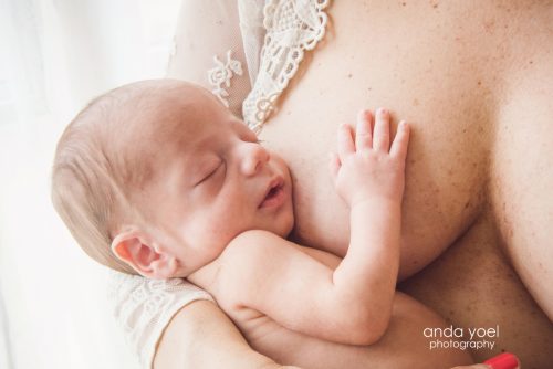 תינוק ניובורן מחבק את אמא SKIN TO SKIN - צילומי ניובורן אנדה יואל