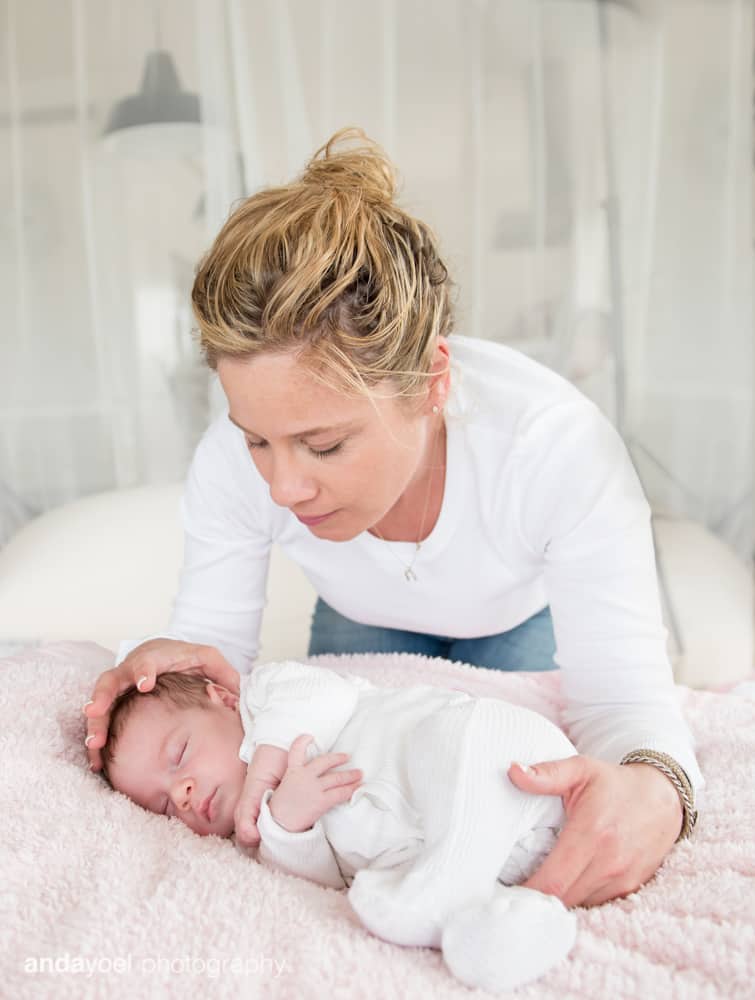 צילומי ניובורן ומשפחה לייפסטייל בבית - האמא עם התינוקת - אנדה יואל