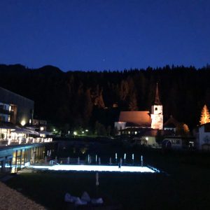 הגענו לעיירה ולמלון, מראה לילי