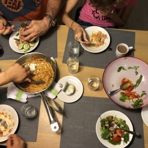 ארוחת ערב ראשונה ודי דומה לאלו שיבואו אחריה