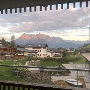 הנוף מהסלון בזריחה