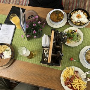 מזמינים אוכל מוכר ולא מוכר והכל טעים