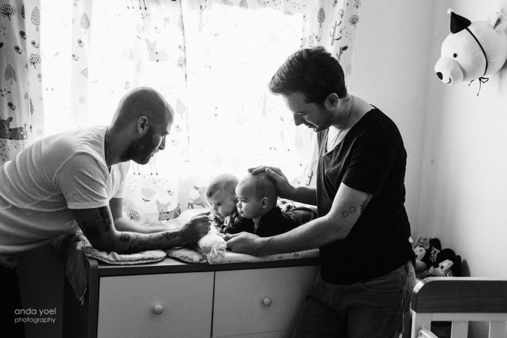 צילומי משפחה לייפסטייל בבית, הורות גאה לתאומים - אנדה יואל