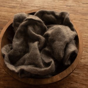 צמר בצבע חום לעיטוף או כרקע בצבעים שונים 90 ש"ח