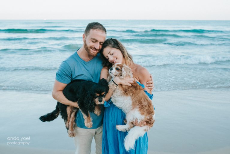 צילומי הריון בים עם כלבים - אנדה יואל