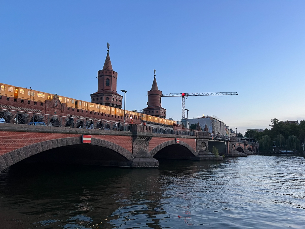 גשר אוֹבֶּרבָּאוּם (בגרמנית: Oberbaumbrücke) הוא גשר דו-מפלסי החוצה את נהר השפרה בברלין, ונחשב לאחד מסימני ההיכר של העיר. הוא מקשר בין שכונת פרידריכסהיין לקרויצברג, שהיו מופרדות בעבר בידי חומת ברלין, ועל כן הפך הגשר לסמל חשוב של אחדות ברלין. בעבר היה אחת מנקודות המעבר בין מזרח ברלין למערב ברלין.