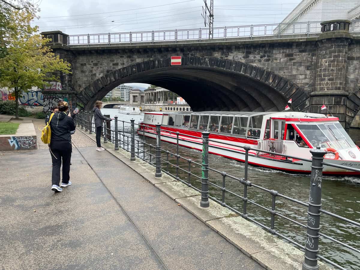 על גדות נהר השפרה (Spree), ברלין