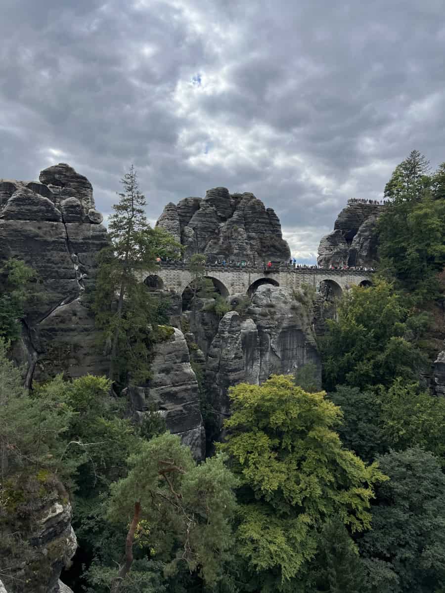 בתמונה מוצג גשר בסטאי (Bastei Bridge) המפורסם, הממוקם בלב פארק הטבע שווייץ הסקסונית