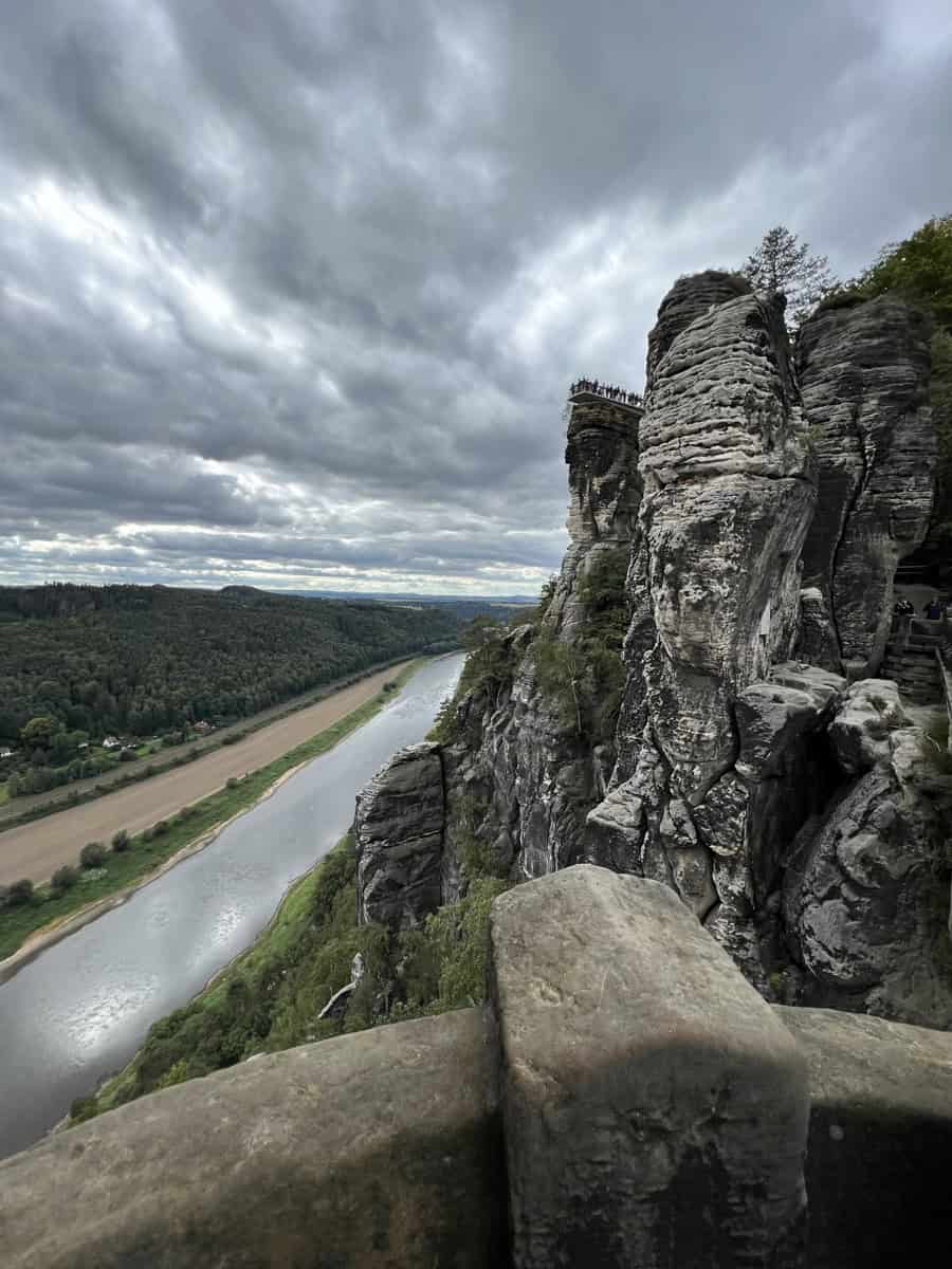 סלעי בַּסְטַאיי (Bastei) ואת נהר אלבה (Elbe River) הזורם למרגלותיהם,