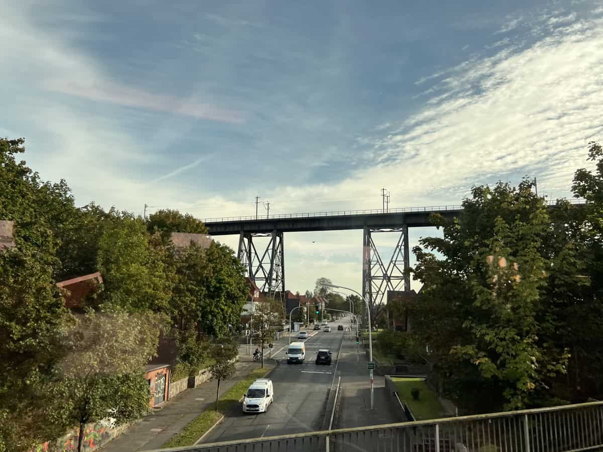 הרכבת מהבורג לקופנהגן בעלייתה לגשר מסילת רכבת ההיסטורי והמפורסם, גשר רנדסבורג הגבוה הממוקם במדינת שלזוויג-הולשטיין שבגרמניה