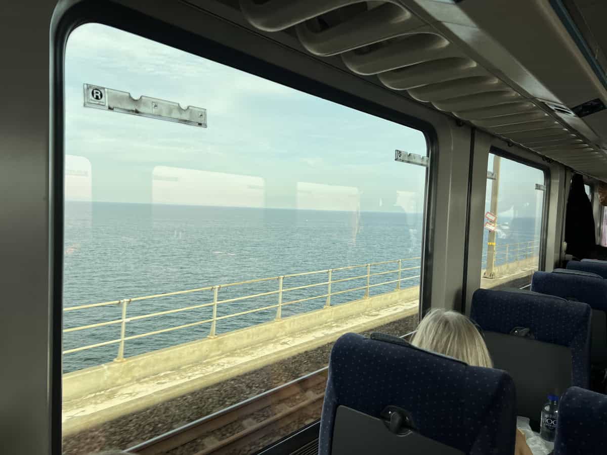 הרכבת בין המבורג לקופנהגן בנסיעה על גשרים מעל הים הבלטי