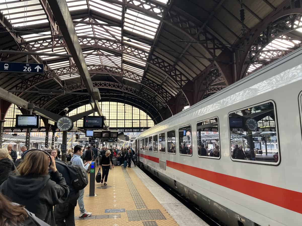 הרכבת הבינלאומית מגיעה לתחנת הרכבת של קופנהגן