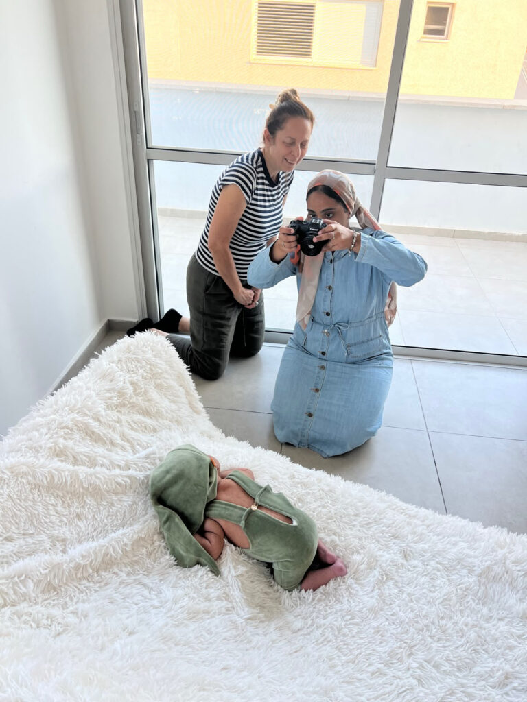 מנטורינג אישי ללימוד צילום ביחס אישי על ידי צלמת ניובורן מקצועית אנדה יואל