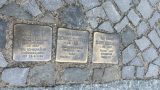 אבני הנגף ממוקמות ברחוב Knesebeckstraße 31 בברלין-שרלוטנבורג, גרמניה. הן מנציחות את בני משפחת ארונהולד