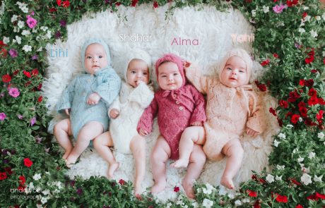 צילומי משפחה להורים גאים לרביעיית תינוקות בנות ובן בפונדקאות – יוגב ותומר