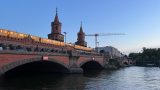 גשר אוֹבֶּרבָּאוּם (בגרמנית: Oberbaumbrücke) הוא גשר דו-מפלסי החוצה את נהר השפרה בברלין, ונחשב לאחד מסימני ההיכר של העיר. הוא מקשר בין שכונת פרידריכסהיין לקרויצברג, שהיו מופרדות בעבר בידי חומת ברלין, ועל כן הפך הגשר לסמל חשוב של אחדות ברלין. בעבר היה אחת מנקודות המעבר בין מזרח ברלין למערב ברלין.