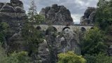 בתמונה מוצג גשר בסטאי (Bastei Bridge) המפורסם, הממוקם בלב פארק הטבע שווייץ הסקסונית