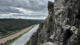 סלעי בַּסְטַאיי (Bastei) ואת נהר אלבה (Elbe River) הזורם למרגלותיהם,