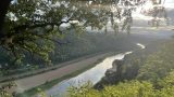 תצפית פנורמית מרהיבה על נהר אלבה (Elbe River) הזורם דרך עמק פתלתל בתוך הפארק הלאומי שווייצריה הסקסונית (Saxon Switzerland National Park) במדינת סקסוניה